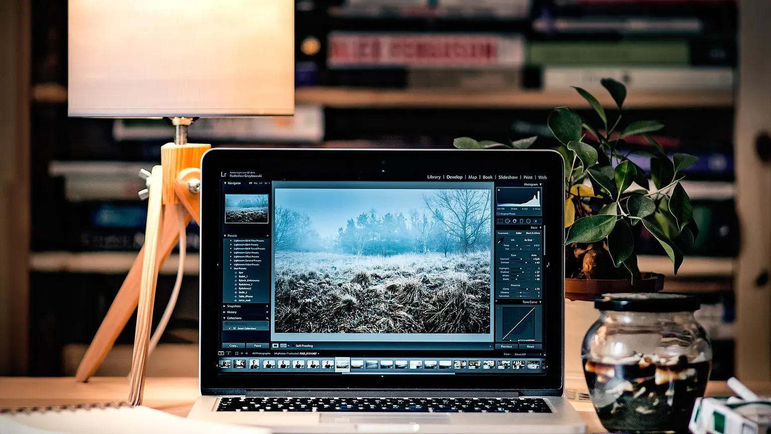 Ordinateur portable sur un bureau, photographie de Radek Grzybowski