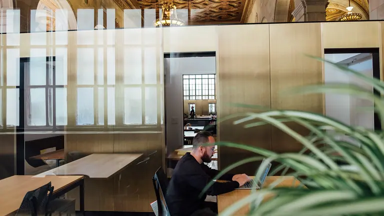 Espace de travail partagé avec des ordinateurs